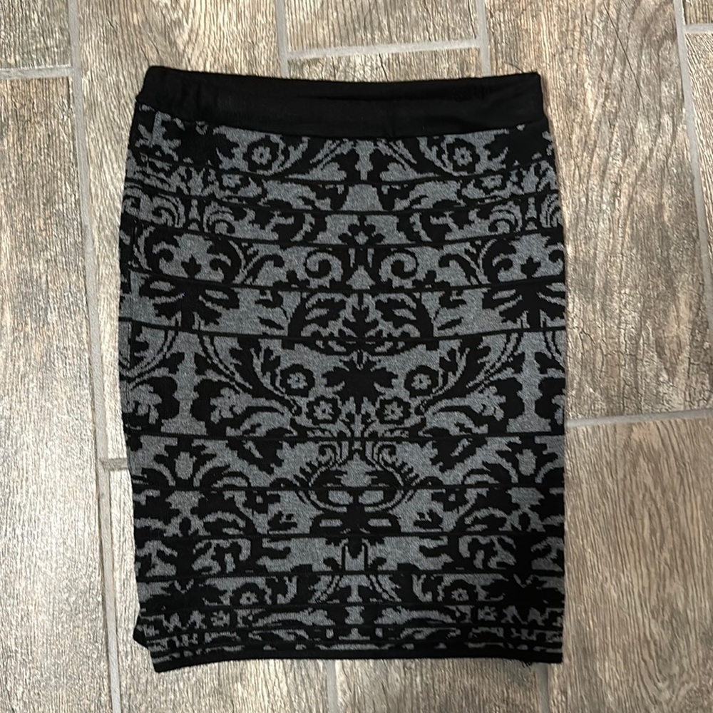 Forever 21 Size small back and grey sweater skirt